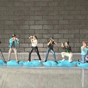 1:64 Miniature Human Figures - Painted SET - great for Dioramas / - - Photographers - Miniatures 1.10&quot; American Diorama