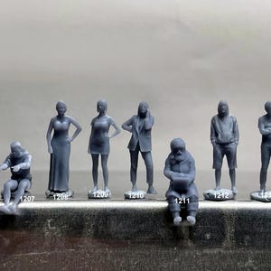 Double G 1:64 Miniature Menschen Figuren - Resin / unbemalt - ideal für Dioramen & Projekte - Made in the USA LOT 249 - Miniatur 1.10