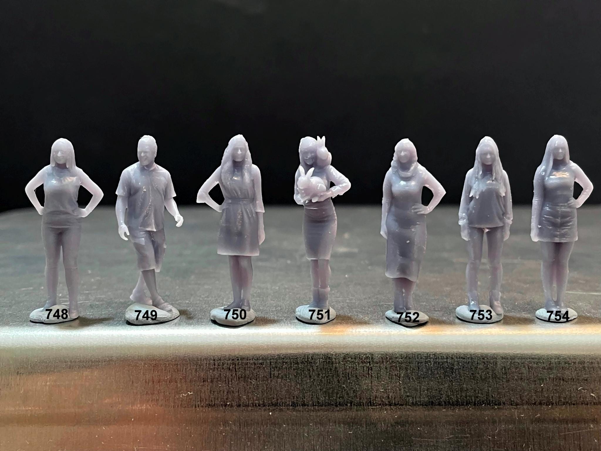 Double G 1:64 Miniature Human Figures -  Unpainted - great for Dioramas - Made in the USA LOT 163 Miniature 1.10