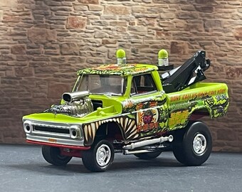 1-64 Scale / S-Scale 1965 Chevy Tow Truck in Slimelime Green Paint -Great For Dioramas & Diecast Photography (JL)