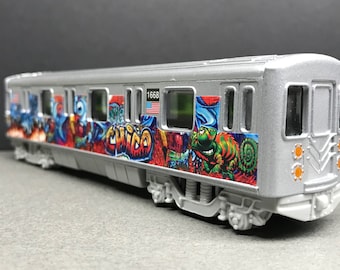 Wagon metra pokryty graffiti – etykiety CHICO NYC, długość poniżej 18 cm. Idealne do ekspozycji lub dioramy.