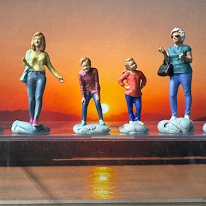 1:64 Miniature Human Figures - Painted SET - great for Dioramas / - - Family Time - Miniatures 1.10&quot; American Diorama