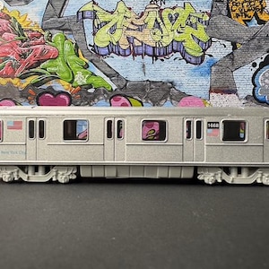 Plain NYC Metro Subway Train Car - "Clean" - under 7" Long. Great for Display or Diorama Bild 1