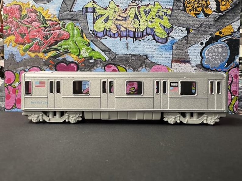Plain NYC Metro Subway Train Car - "Clean" - under 7" Long. Great for Display or Diorama Bild 1