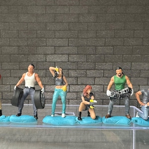 1:64 Miniature Human Figures - Painted SET - great for Dioramas / - - Muscle Mechanics Set - Miniatures 1.10&quot; American Diorama
