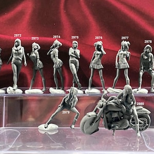 1:64 Miniature Menschliche Figuren - Resin / unbemalt - ideal für Dioramen. - Made in the USA LOT 572 - Miniatur 1.10