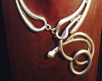 Asymmetrische Halskette mit Knoten, Statement-Dekolleté-Halskette, Zamak versilbert, abstrakt, Kunstwerk, minimal, modern, Boho