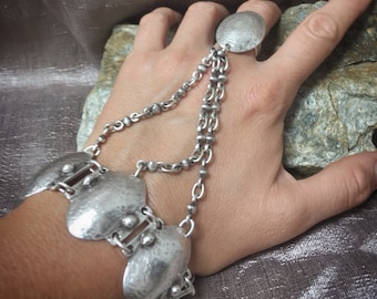 avant-garde oval hand chain bracelet