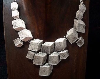 3D Würfel Halskette, Statement Halskette, Dekolleté Halskette, geometrische Würfel mit Kratzern, modern, futuristisch, minimalistisch, funky