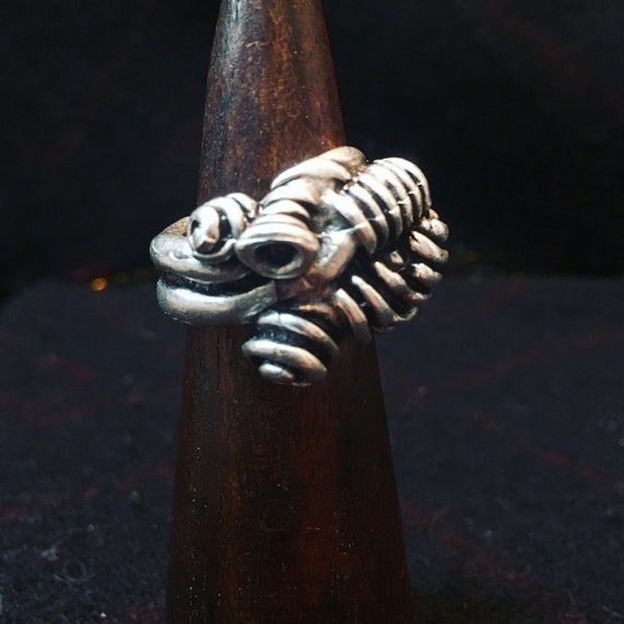 Curly ring