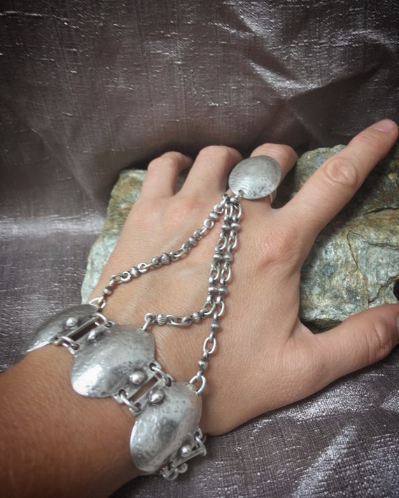 Oval hand chain