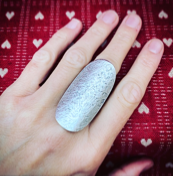 Long scratched shield ring, adjustable, silver plated