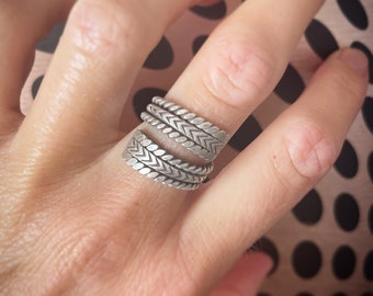 Wraparound tribal chevron little ring, made in 925 silver