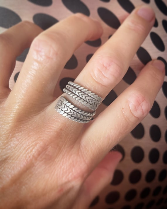 Wraparound tribal chevron little ring, made in 925 silver