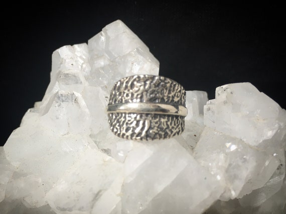 Scratchy little band ring