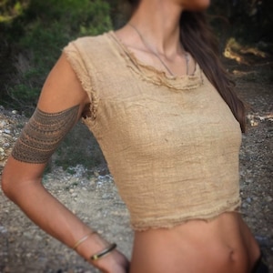 camiseta in yuta corta, abierta en la espalda con lazos y ajustable, camiseta boho hecha en material natural