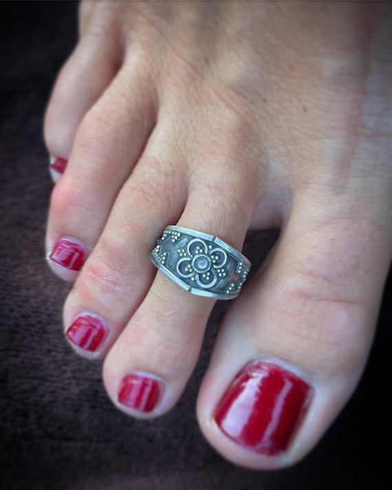 Traditional Deco Art sterling silver little ring for toes, midi or small finger