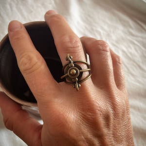 Pierścień z kompasem steampunkowym, posrebrzany zamak, regulowany, dowolny rozmiar, astronomiczny, pierścień steru, pierścień marynarski