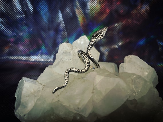 Cobra crawling silver long ring