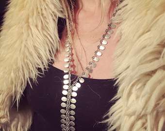 Modische, lange Lariat-Halskette mit schlichten, runden Ethno-Perlen