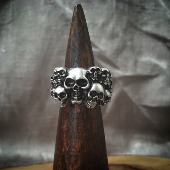 Hundread Skull ring