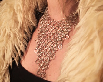 collier plastron en cotte de mailles, collier décolleté en chaîne avec petits anneaux toriques