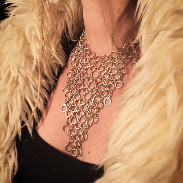 chainmail bib necklace, small o-rings chain décolleté necklace