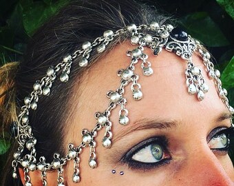 tribale tiara, zwarte stenen zendspoel, klokkenkroon, verzilverde hoofdketting, zigeuner, buikdans, traditionele dans, sexy bh, boho, hippie chic