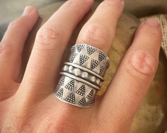 Tribal maxi long silver ring, with dots and triangles design