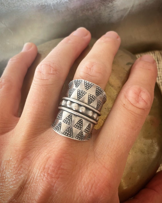 Tribal maxi long silver ring, with dots and triangles design