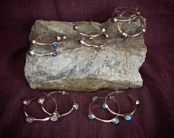 Satellite hoops-effect brass earrings with semiprecious stones