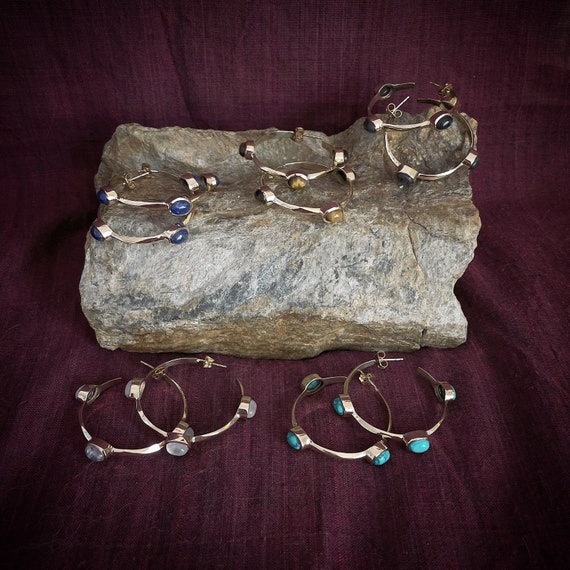 Satellite hoops-effect brass earrings with semiprecious stones