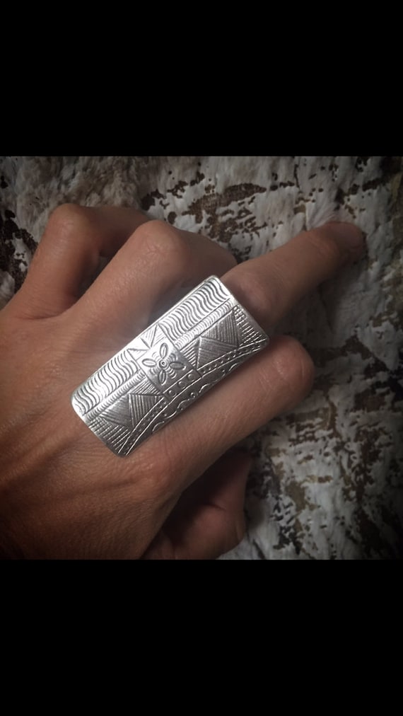 Egipcian Big rectangular ring with geometric pattern, adjustable, silver-plated, with its bracelet