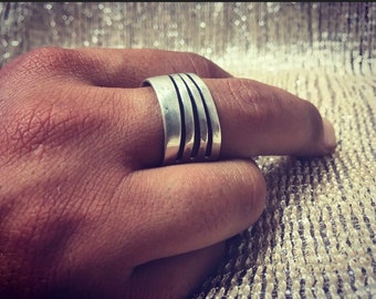 Man stripes band ring, wavy stripes, free size, thumb ring, made in zamak silver plated, available in silver aswell