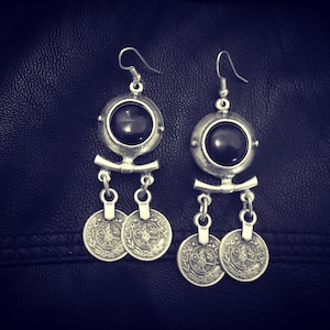 Boucles d&#39;oreilles crochet tribal noir avec pièce de monnaie
