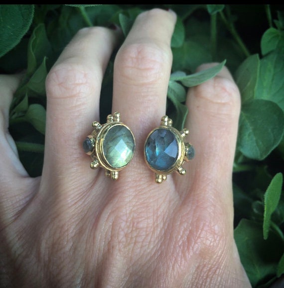 Baroc royal seal brass ring, with stones