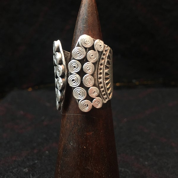 bague en zamak de taille libre en spirales tribales, plaquée argent, ouverte devant, sculptée d'un motif géométrique tribal traditionnel thaïlandais, gitan, boho