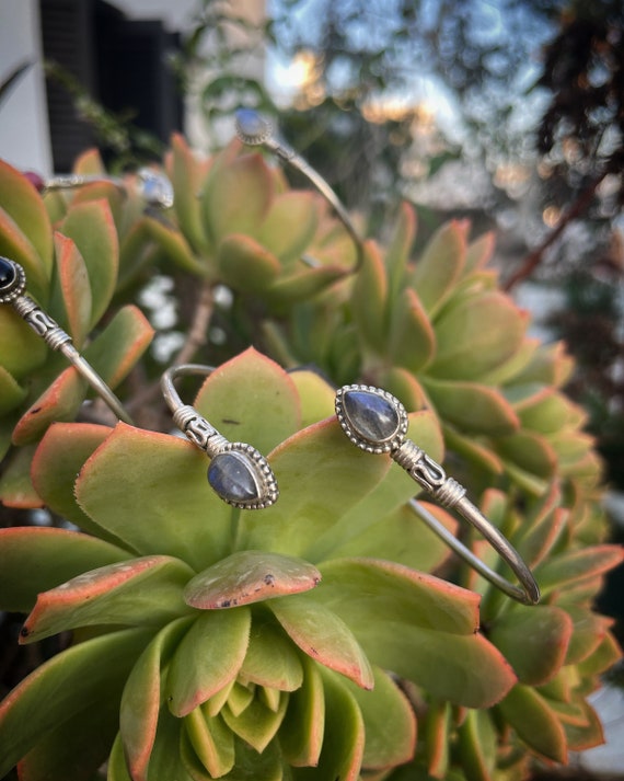 Silver bangle bracelet with drop shape stones, rubi, black onyx, moon stone, labradorite