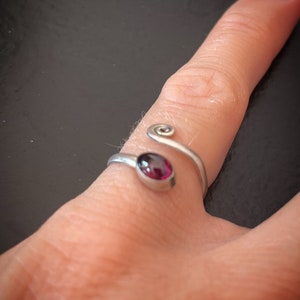 Anillo de plata o anillo Midi con pequeña pedrería y decoración en espiral, plata de ley 925 garnet