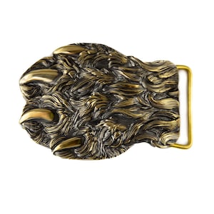 Peut inclure: Boucle de ceinture en bronze en forme de patte de lion avec des griffes acérées. La boucle a un cadre doré et est posée sur un fond blanc. Le design présente des détails complexes, lui donnant un aspect texturé.