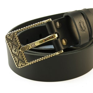 Ceinture en cuir avec boucle de ceinture à ardillon faite à la main, boucle de ceinture en laiton ou en argent allemand avec cadre classique de broderie runique sur une ceinture en cuir de veau décontractée