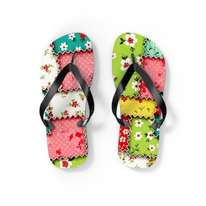 Puede incluir: Un par de chanclas coloridas con un diseño de patchwork. Las chanclas presentan una variedad de patrones florales y de lunares en tonos de rojo, rosa, verde y blanco. Las correas son negras.