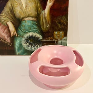 Vintage rosa Keramik Vase rund mit 5 Löchern, schöne Farbe und Form, kleine Vase, ausgefallen, Blumenmuster, Brautvasen, USA, 5&quot;