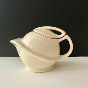 Vintage 1947 Red Wing Gypsy Trail Saturn Tea Pot 258, cream color