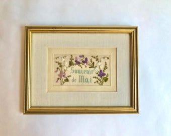 &quot;WWI Ära antike Seide gestickte Postkarte mattiert und Gold gerahmt, französische Postkarte &quot;&quot;Souvenir de Mai&quot;&quot; mit Lavendel, lila und weißen Blumen.&quot;