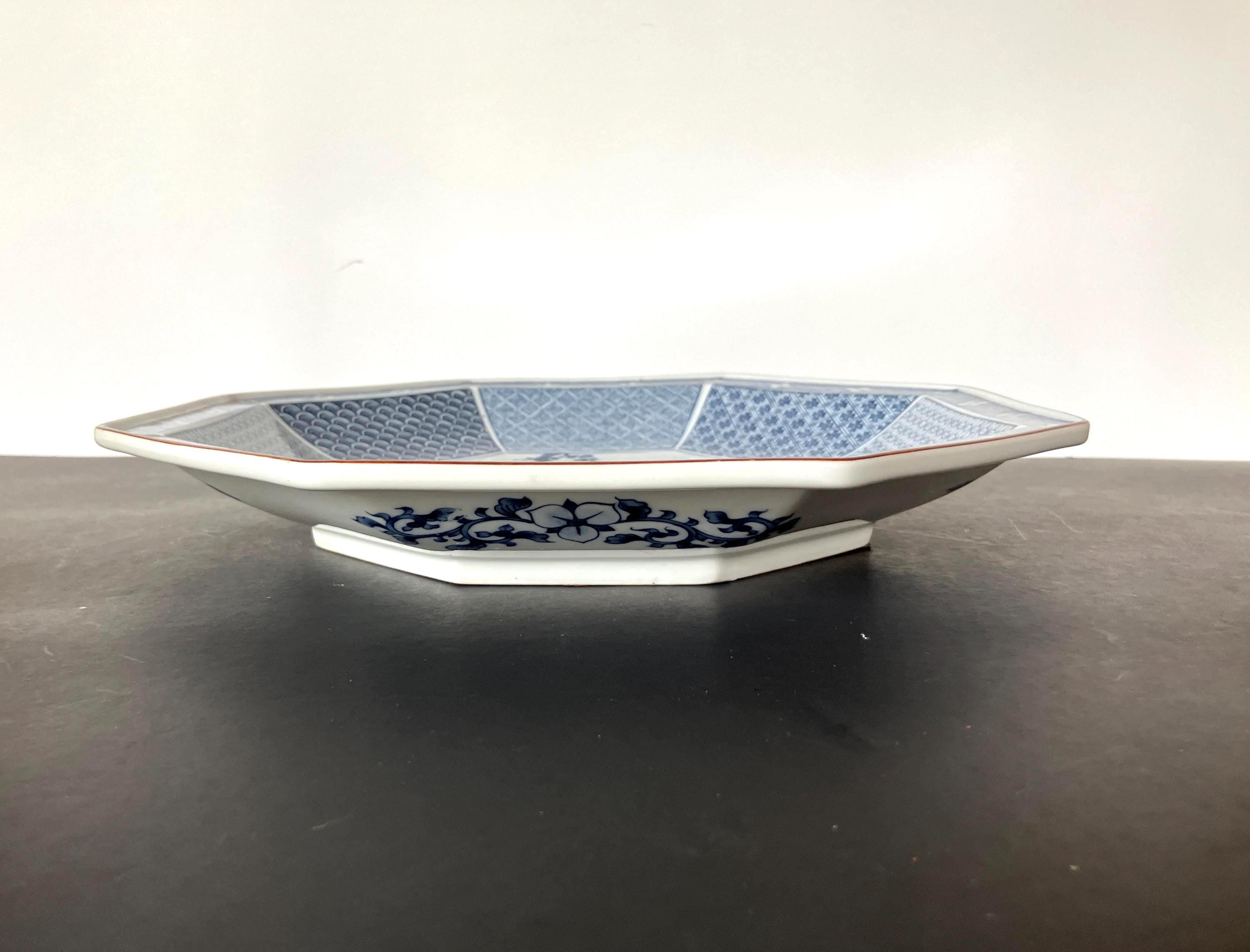 ヴィンテージの八角形の青と白のシノワズリ皿（鳥が描かれている