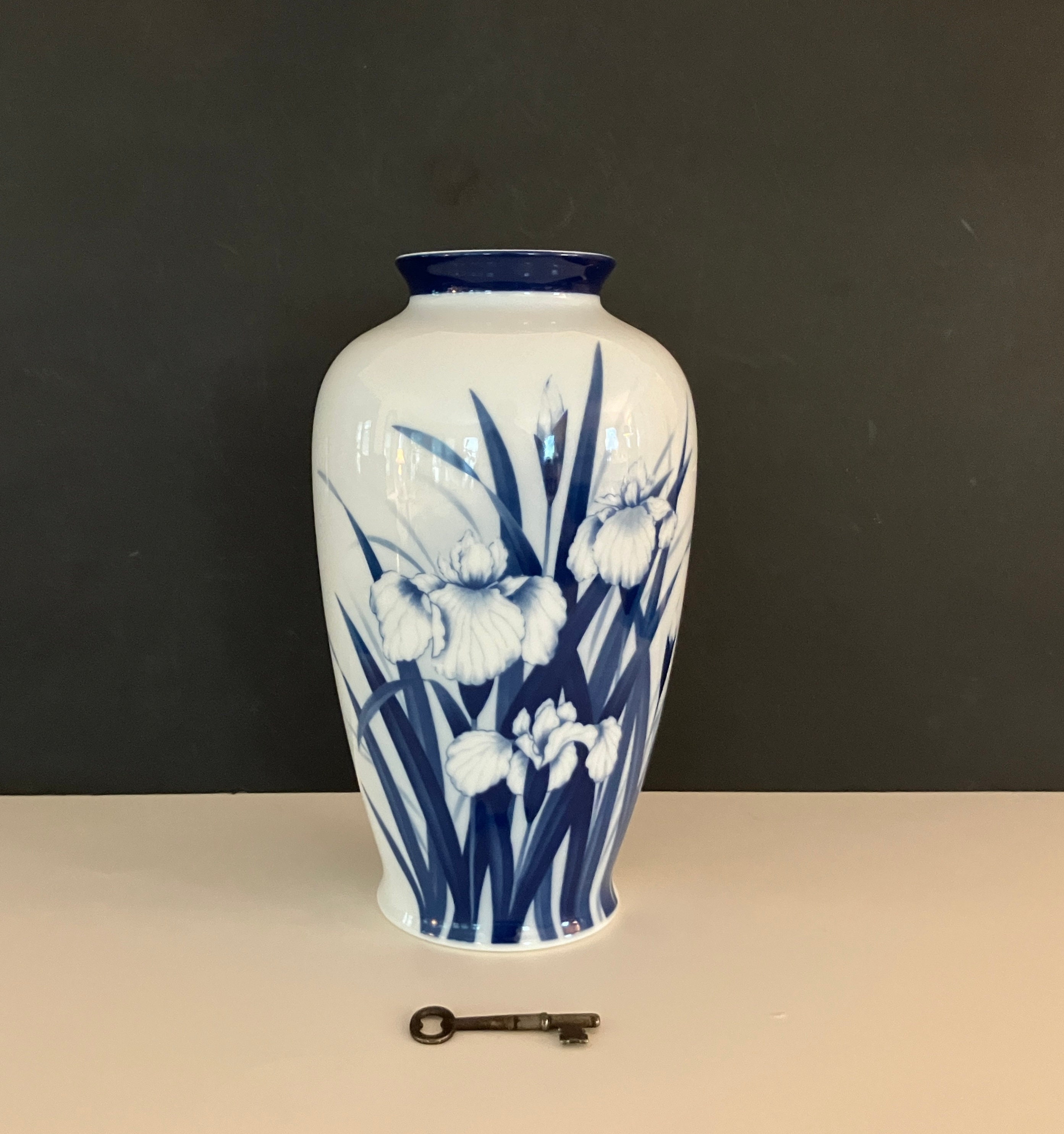 ヴィンテージ深川様式磁器花瓶：菖蒲模様、青と白の装飾、高さ11インチ
