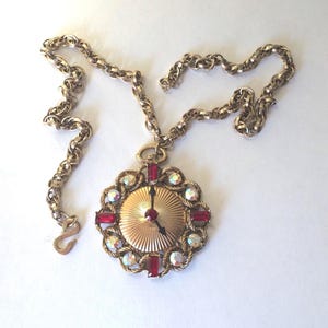 Hollywood Regency Anhänger, Vintage Halskette, Faux Rubine, Modeschmuck, großer Anhänger, Uhr, Armbanduhr, goldfarbene Kette, Geschenk