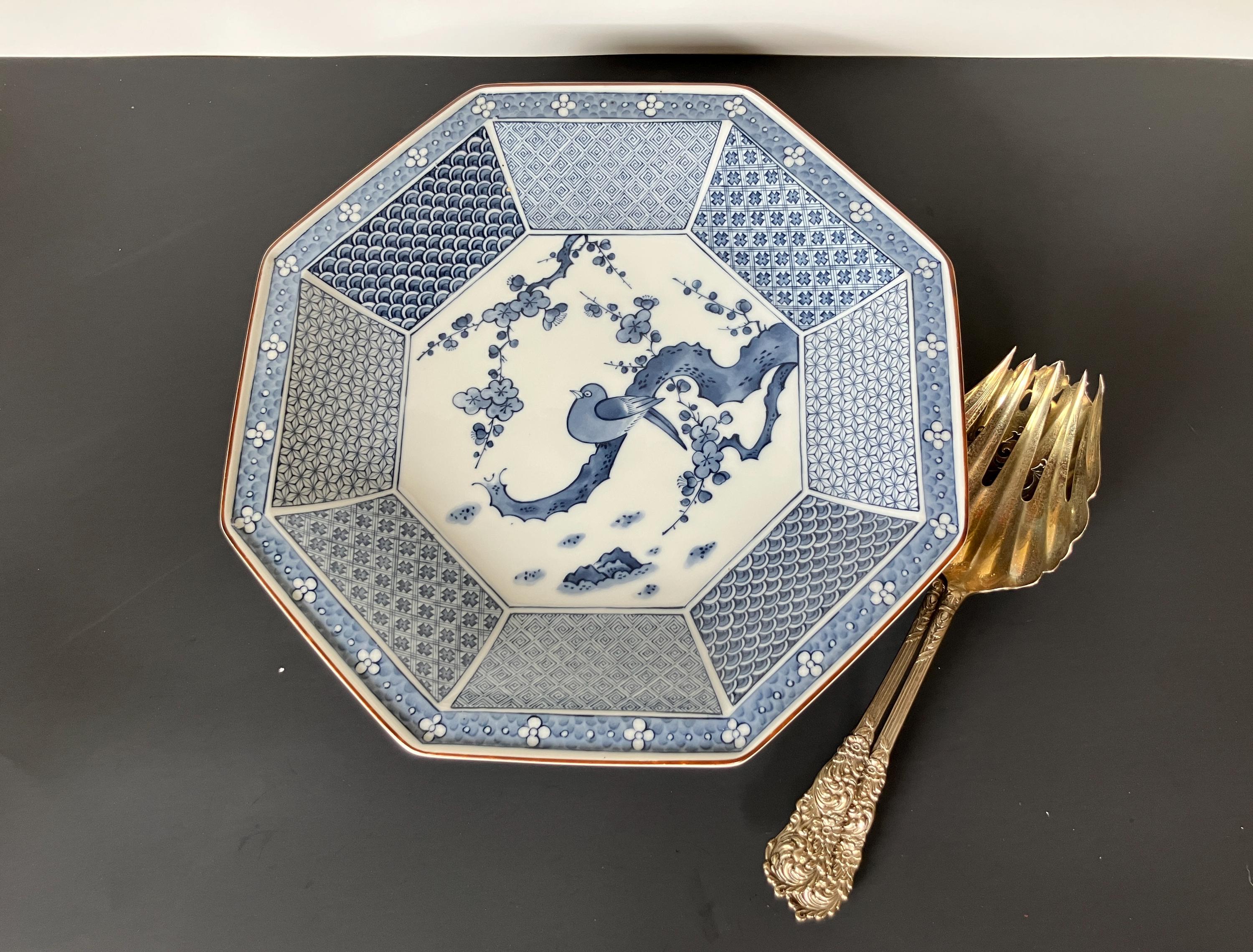 ヴィンテージの八角形の青と白のシノワズリ皿（鳥が描かれている