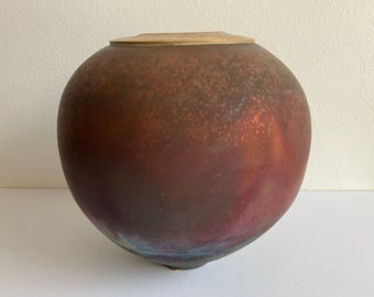 9 1/4 &quot;signierte Vintage Raku-Studio-Keramikvase, Raku-Topf mit Metallband oben, runde Vase, rote Vase, Astronomie, Bio, Küstendekor